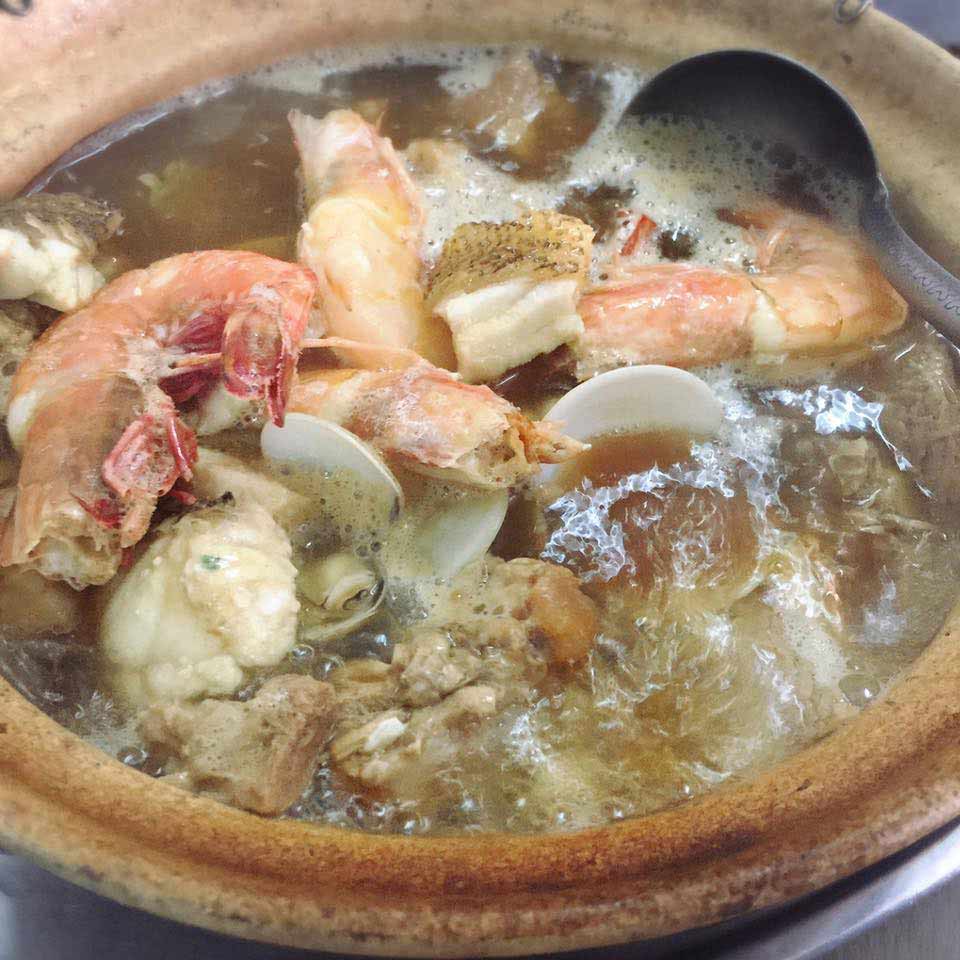 - Kedai Makan Heong Kee (香记肉骨茶）- Seafood Bak Kut Teh